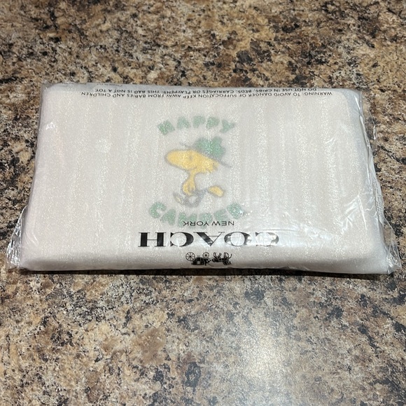 Coach X Peanuts Large Corner Zip Wristlet With Woodstock - Picture 3 of 7